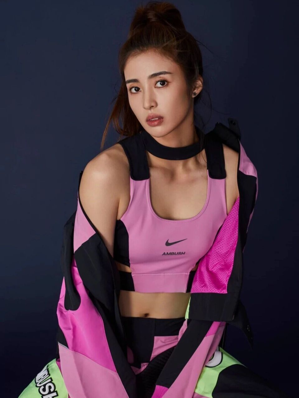 女子足球赛事上，运动员斗志昂扬(女子足球赛事上,运动员斗志昂扬的是谁)