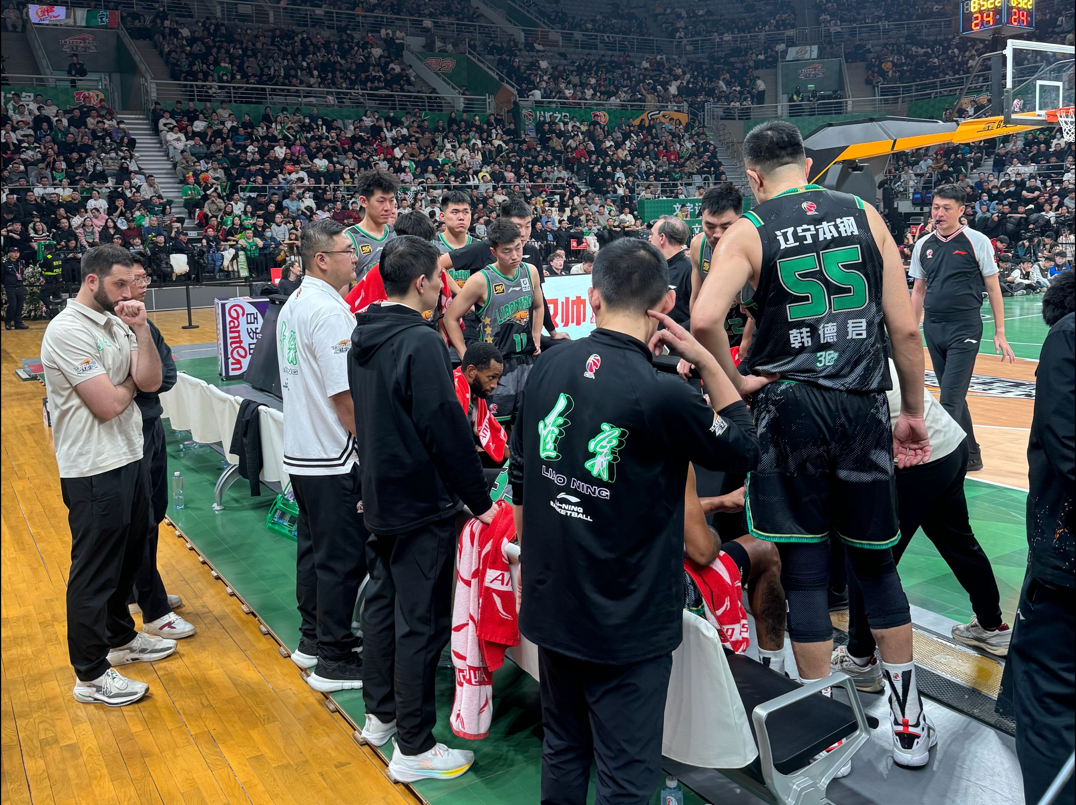 杏彩体育亚洲官网-运动员在赛场上表现出色，引发全场欢呼(运动员在赛场上表现出色,引发全场欢呼的声音)