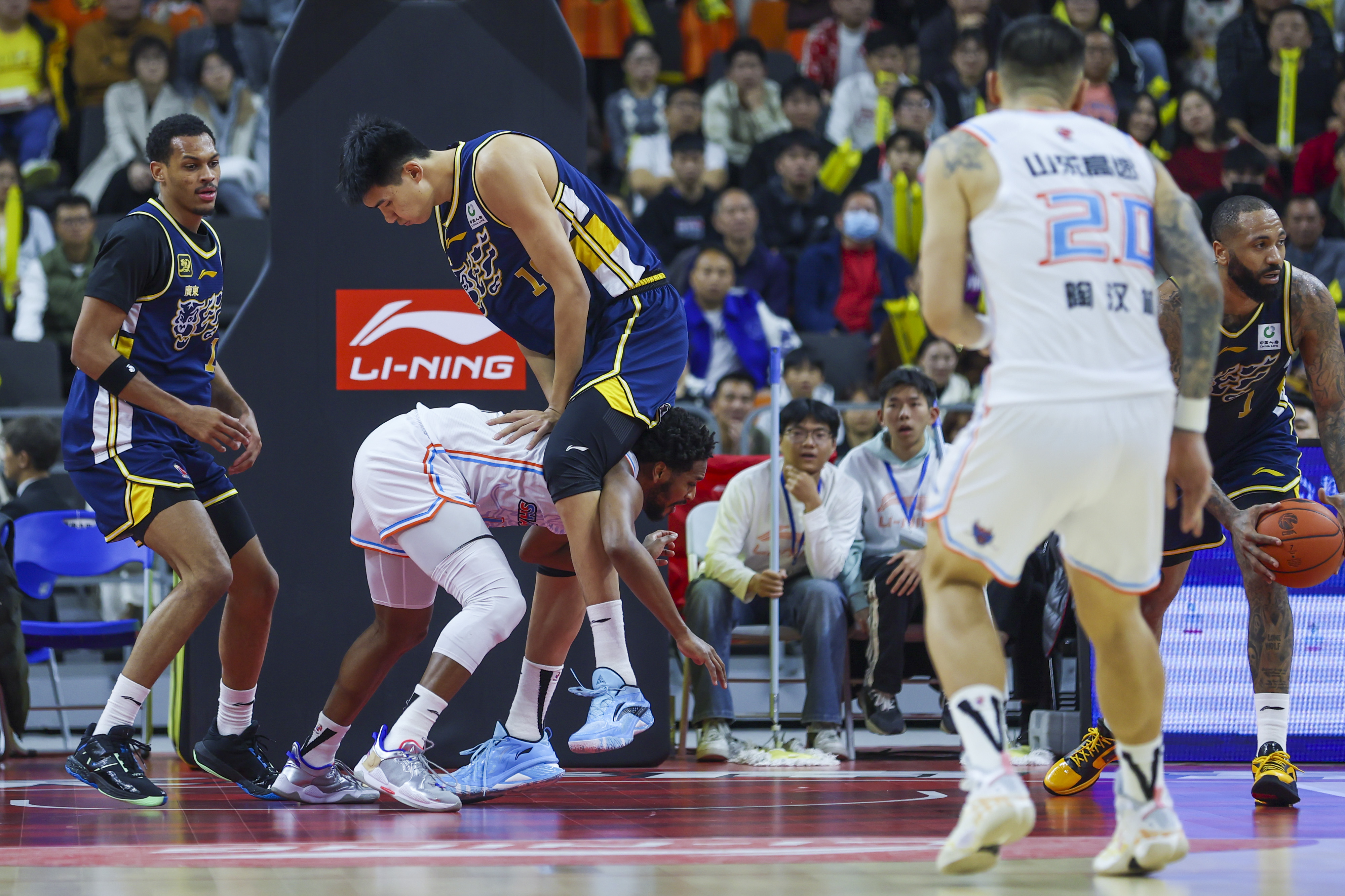 在广东队赛场上演全国篮球锦标赛，高光操作，引发全场沸腾的简单介绍