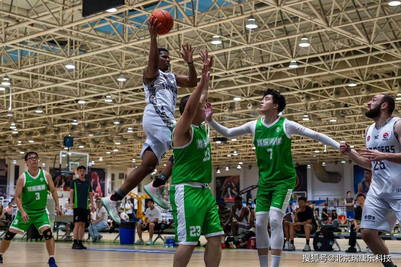 杏彩体育登录-包含篮球联赛再掀热潮，球员博得观众喝彩的词条