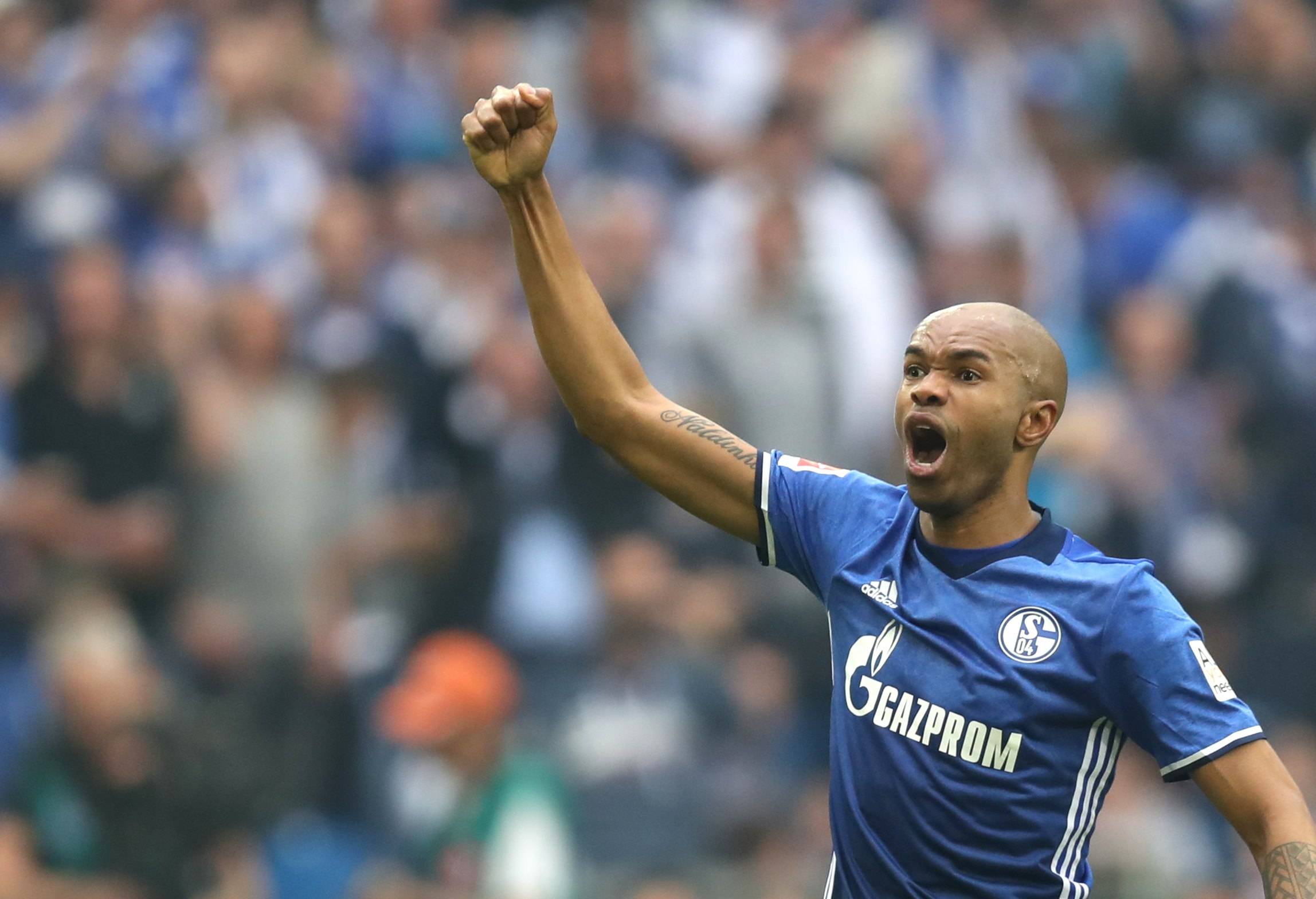 包含沙尔克04主场2-1力克RB莱比锡，胜利在望的词条