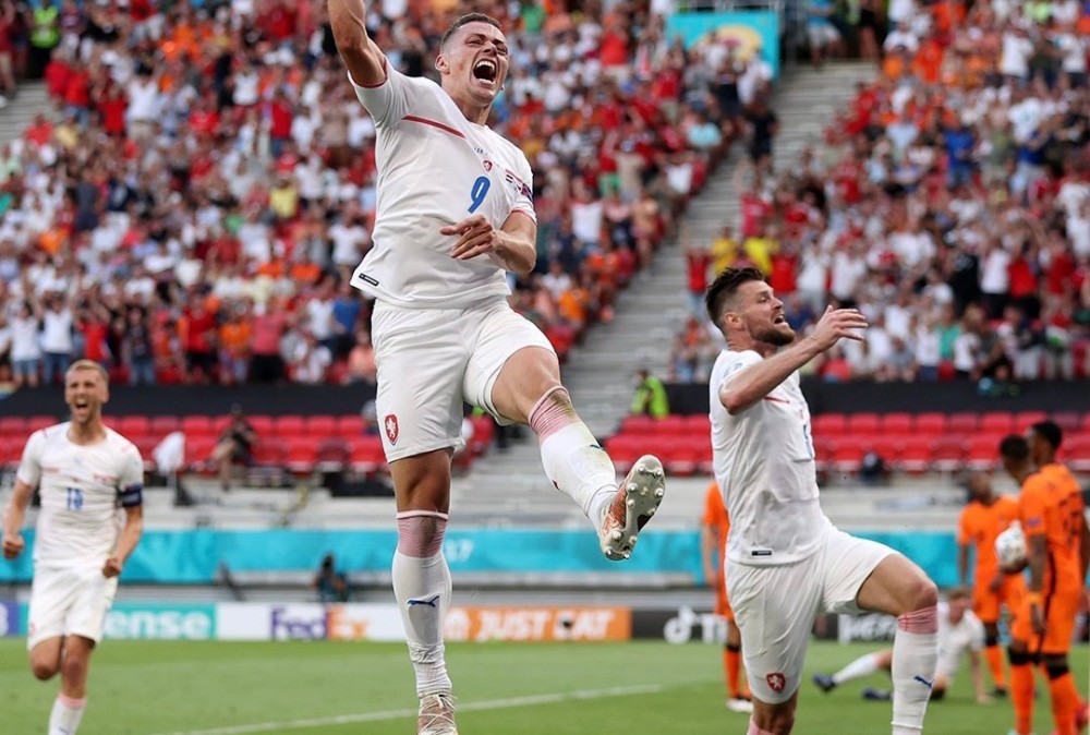 杏彩体育中国官网-包含国内足球联赛实力较量，预测冠军赛季成色的词条