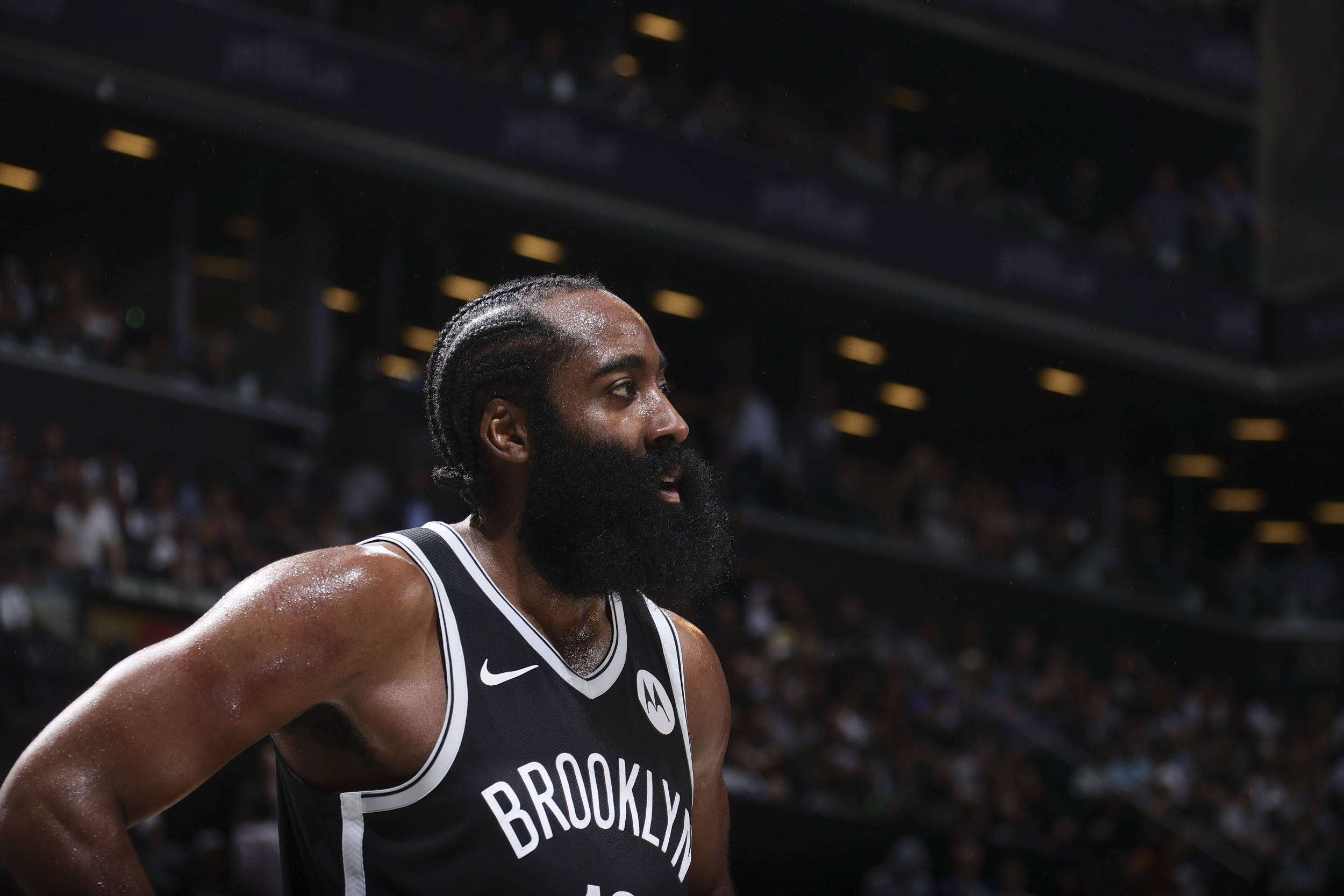 包含火箭险胜老鹰，哈登最后时刻关键三分帮助球队逆转的词条