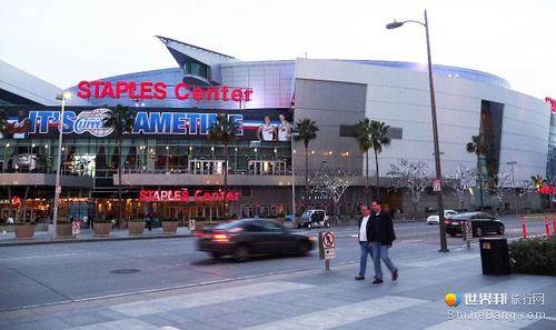 包含篮球圣殿再度开战，场上对决精彩迷人的词条