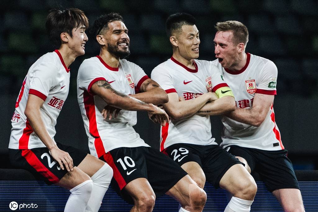 中亚球员突破发挥，成为焦点