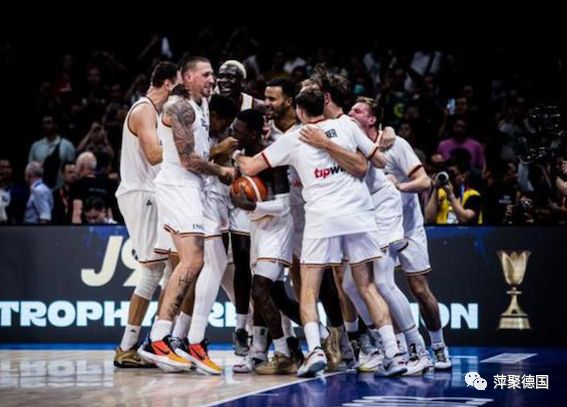 高空飞翔！滑板运动员勇夺桂冠的简单介绍