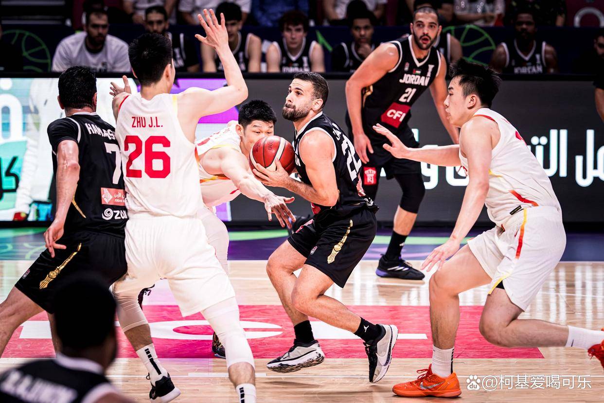 中国男子篮球队豪取胜利进入八强