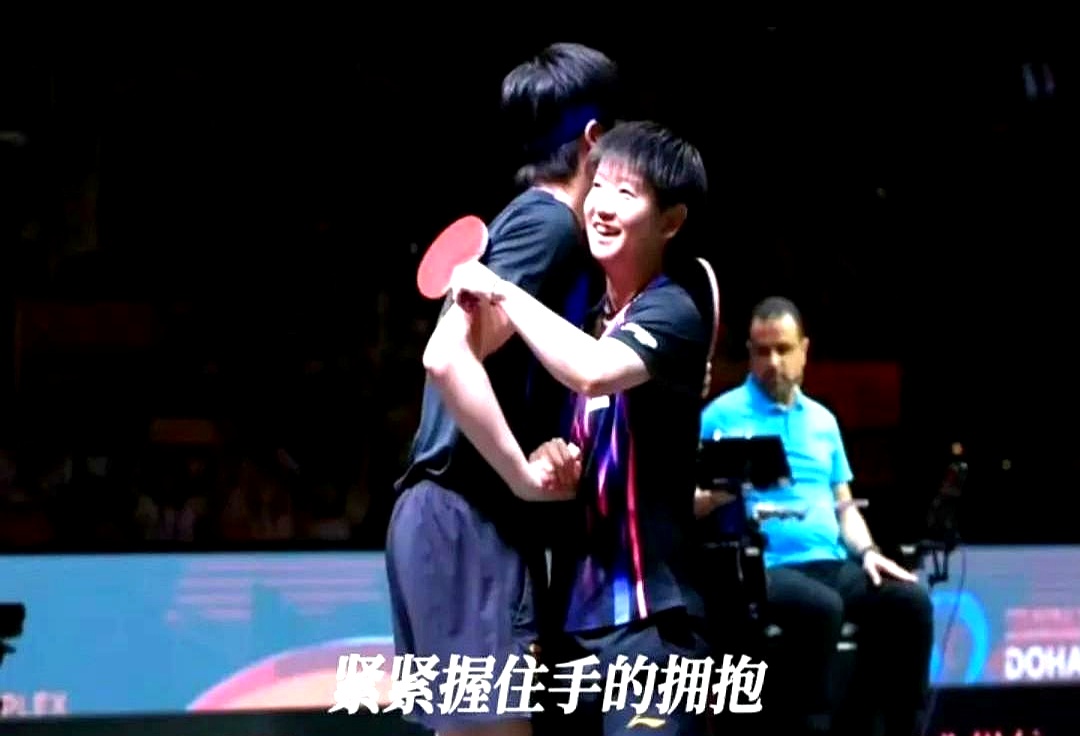 比赛结束后球员彼此拥抱，体现团队力量