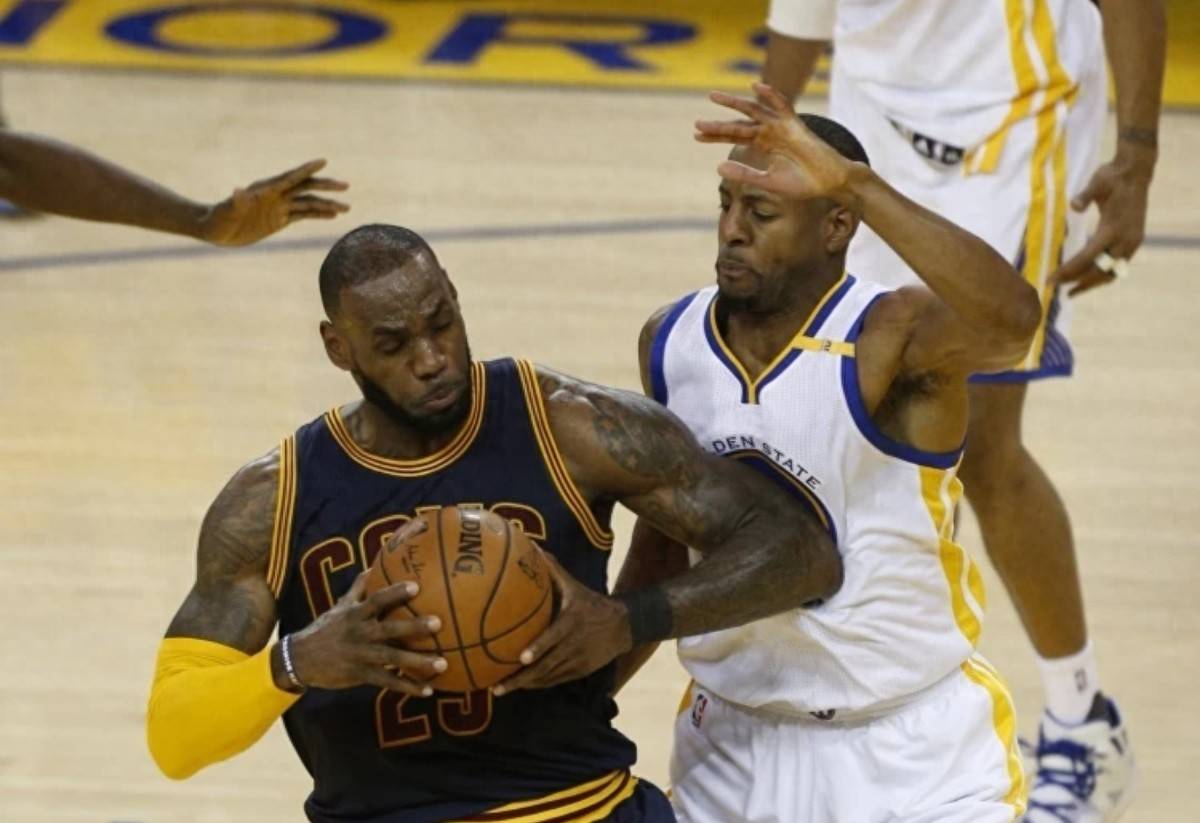 篮球明星因在场下表现引发争议