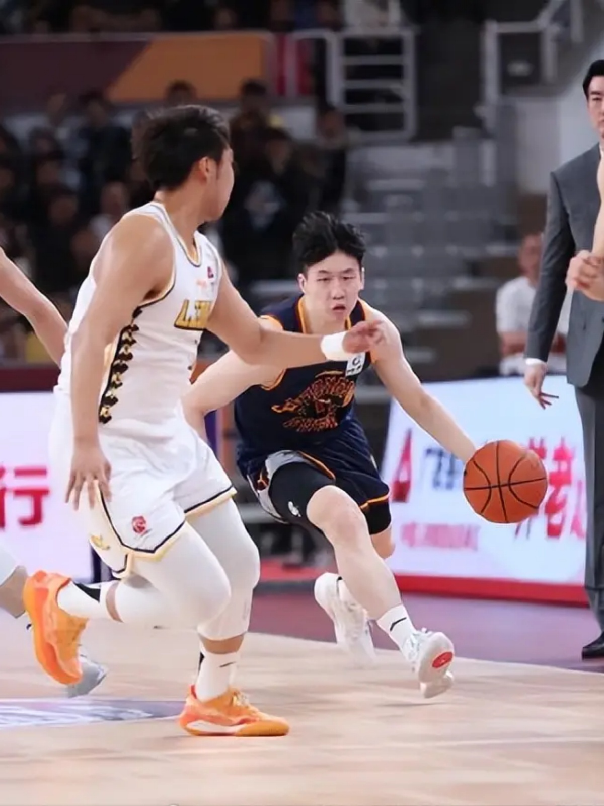 杏彩体育直播-双方在比赛中交手展现过硬实力