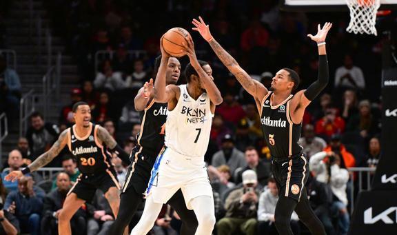 篮网队中锋连续获三双，领队击败老鹰队