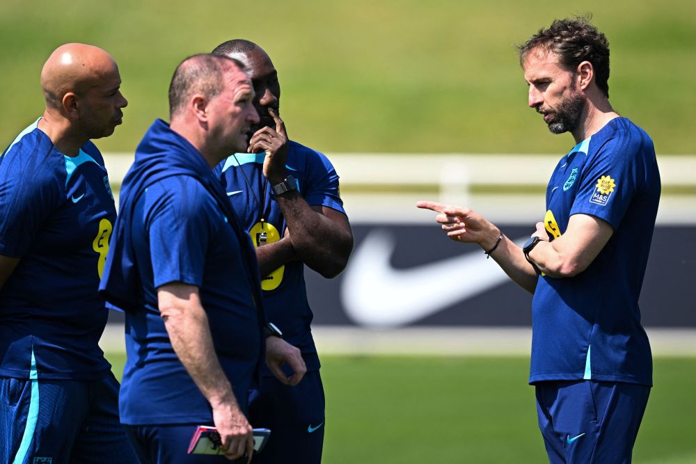 包含欧预赛赛程频密，球队备战欧锦赛的词条